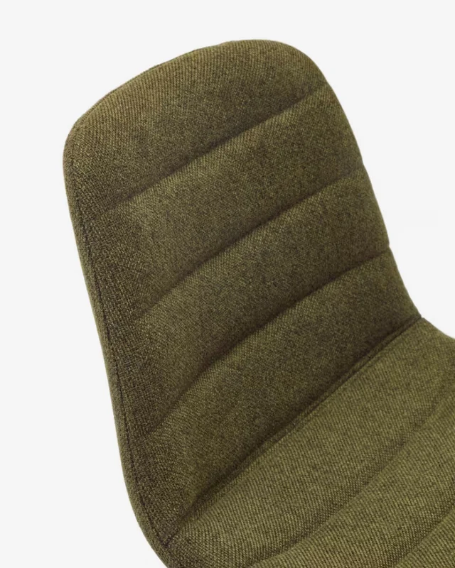 Taburete Zunilda de chenilla - verde oscuro y acero con acabado negro mate altura 65 cm en Verde - Butacas, banquetas y puffs, Uruguay | Kavehome, vista 4