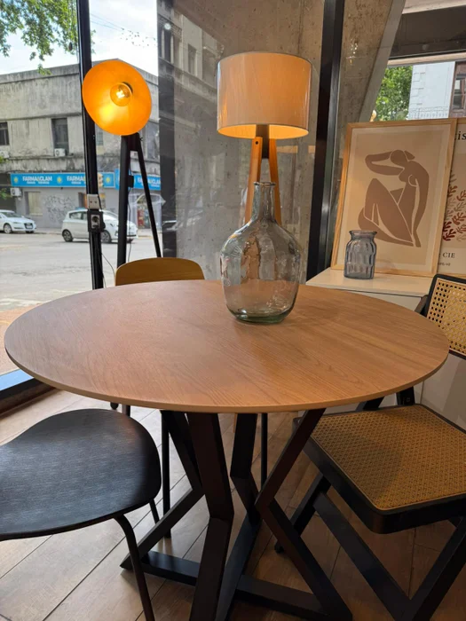 Mesa de Comedor Circular Louvre (90 cm) - Olmo en Madera natural - Mesas de comedor, Uruguay | Berna home, vista 3