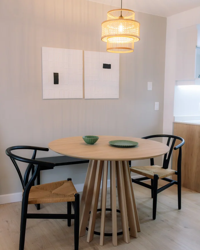Mesa de Comedor Pipa Redonda 110cm - Crudo en Madera natural - Mesas de comedor, Uruguay | Berna home, vista 2