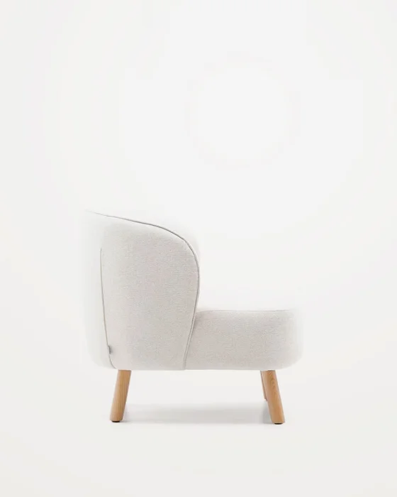 Butaca Ulit de chenilla - beige y patas de madera maciza haya acabado natural en Rojo - Butacas, banquetas y puffs, Uruguay | Kavehome, vista 8