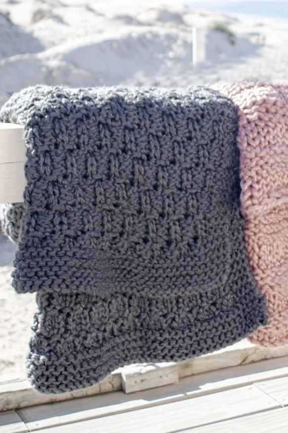 THROW TEJIDO A MANO GRIS OSCURO en Gris - Textiles, Uruguay | Sentido Jose Ignacio, vista 2