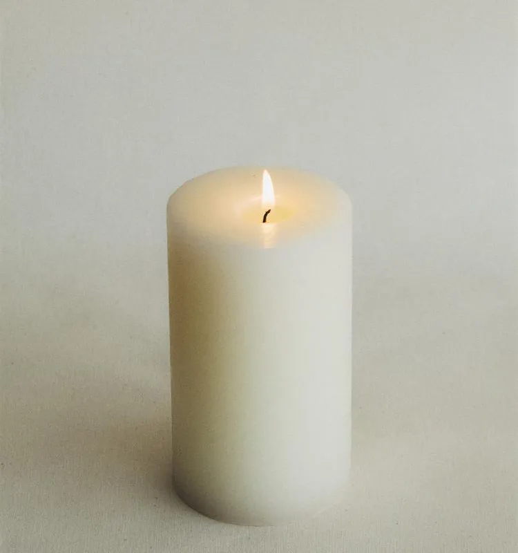 VELA DECORATIVA CILÍNDRICA en Off-white - Velas y Portavelas, Uruguay | Zara Home