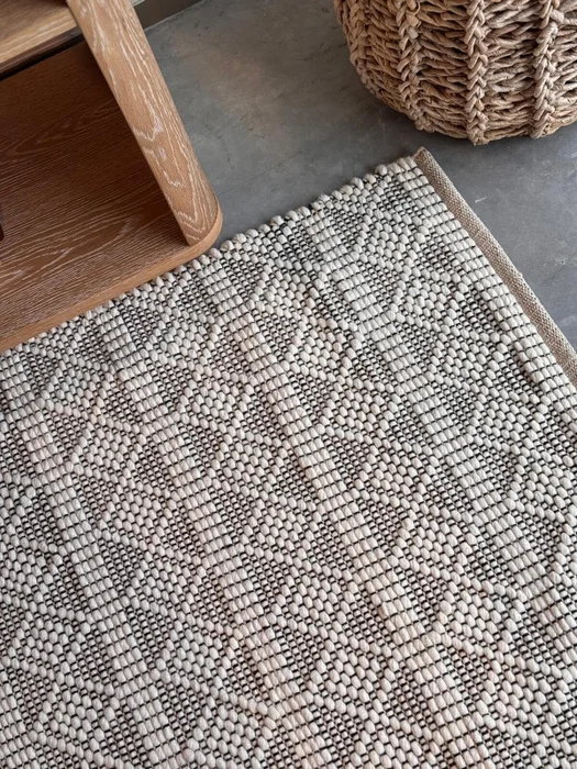 ALFOMBRA LANA ROMBOS RELIEVE CRUDO en Off-white - Textiles, Uruguay | Masinfinito Casa