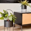 Set redondo Mash de 2 maceteros con asa metal negro Ø 25 cm / Ø 16,5 cm en Negro - Macetas, Uruguay | Kavehome, vista 2 de 7
