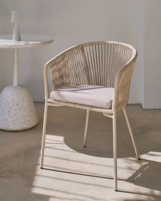 Silla Yanet de cuerda sintética crudo y patas de acero galvanizado en Blanco - Sillas, Uruguay | Kavehome, vista 2