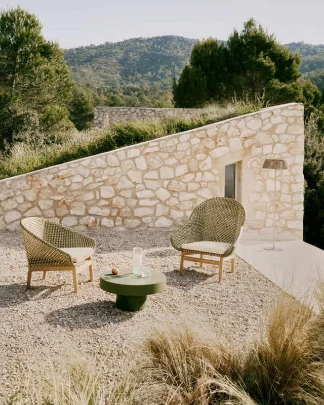 Butaca Olbia de ratán sintético y madera maciza de teca FSC 100% en Verde - Butacas, banquetas y puffs, Uruguay | Kavehome, vista 3