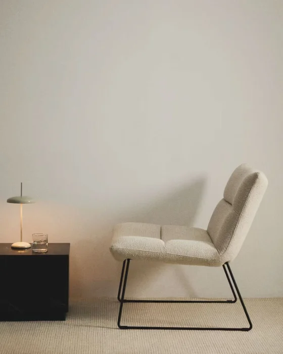 Butaca Asen - de chenilla beige y patas de acero negro FSC 100% en Beige - Butacas, banquetas y puffs, Uruguay | Kavehome, vista 2