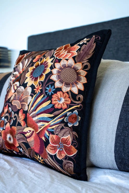 Almohadón ZAL negro en Blanco - Textiles, Uruguay | Almohadones ZAL, vista 4