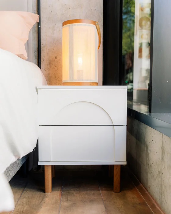 Mesa de Luz Arco 2 Cajones - Blanco en Madera natural - Mesas de luz, Uruguay | Berna Home, vista 4