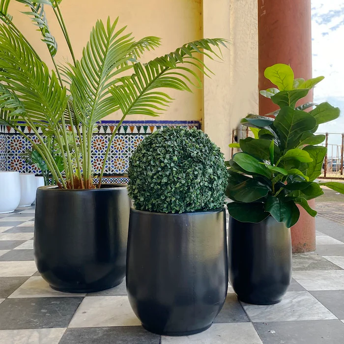 Maceta Mykonos cerámica Mediana blanca/negra en Blanco - Macetas, Uruguay | Alta Gracia Deco, vista 2