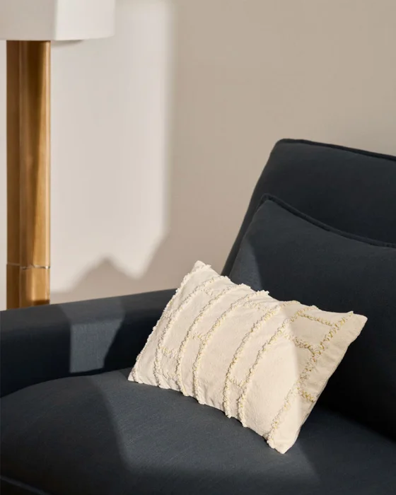 Almohadón Verion con detalle amarillo geométrico bordado 30 x 50 cm en Beige - Textiles, Uruguay | Kavehome, vista 2
