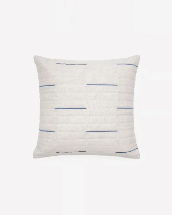 Almohadón Blaina de algodón y lino blanco con detalle bordado azul 45 x 45 cm en Azul, Blanco - Textiles, Uruguay | Kavehome