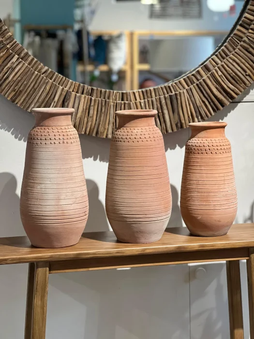 Vasija de barro labrada en Terracota - Jarrones, Uruguay | FMB