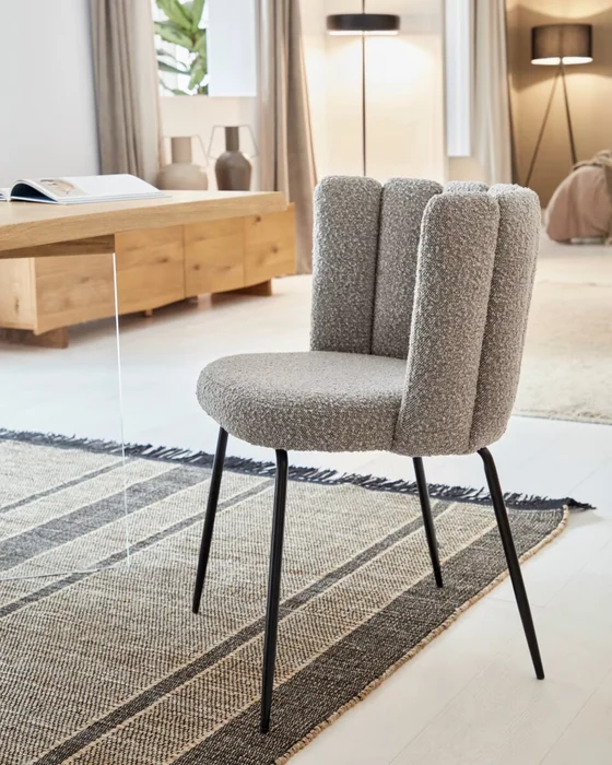 Silla Aniela de borreguito - gris claro y metal con acabado negro en Gris - Sillas, Uruguay | Kavehome, vista 2