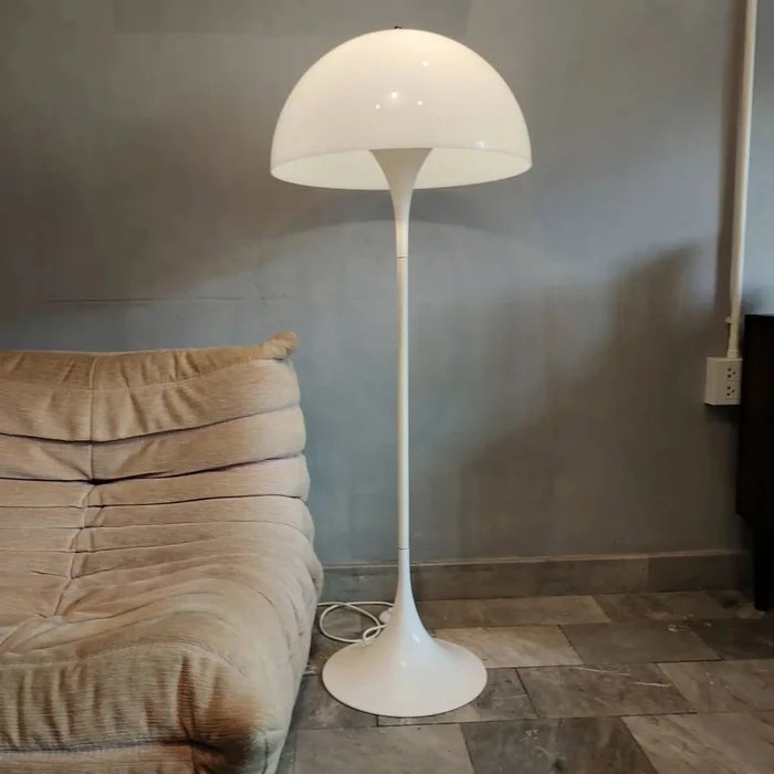 Panthella Floor Lamp | Verner Panton en Blanco - Lámparas de pie, Uruguay | Mad for Modern, vista 3
