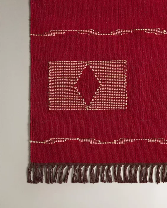 ALFOMBRA LANA Y RAFIA ESTAMPADO GEOMÉTRICO en Rojo - Alfombras, Uruguay | Zara Home, vista 3