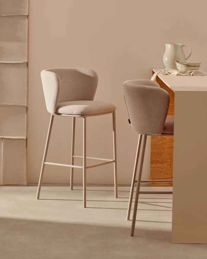 Taburete Ciselia de chenilla beige y acero beige altura 65 cm en Beige - Butacas, banquetas y puffs, Uruguay | Kavehome, vista 2