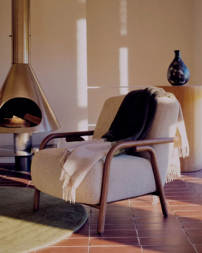 Butaca Sylo de chenilla beige y madera maciza de fresno con acabado tono nogal FSC 100% en Beige - Butacas, banquetas y puffs, Uruguay | Kavehome, vista 2