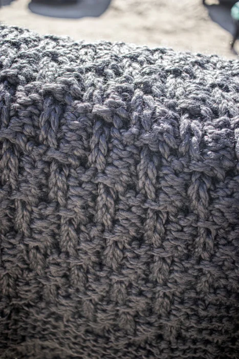 THROW TEJIDO A MANO GRIS OSCURO en Gris - Textiles, Uruguay | Sentido Jose Ignacio
