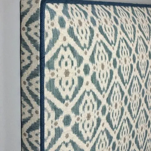 Respaldo tapizado con vivos fuelle en Multicolor - Dormitorio, Uruguay | Pieza Clave