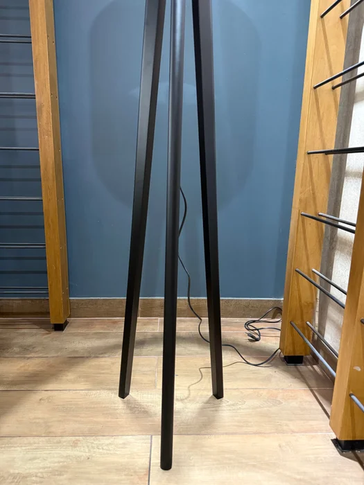Lámpara de Pie Trippe Cilíndrica Negra en Madera natural - Lámparas de pie, Uruguay | Berna Home, vista 5