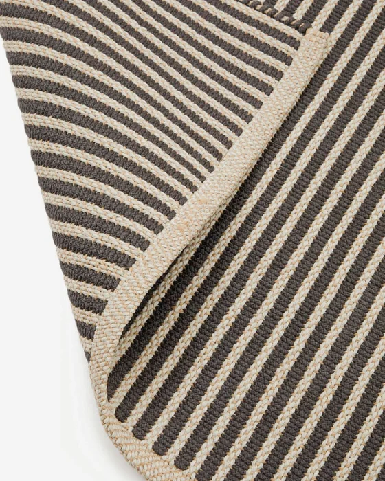 Alfombra Satanca de rayas beige y negras de fibras sintéticas 160 x 230 cm en Multicolor - Muebles para el exterior, Uruguay | Kavehome, vista 3