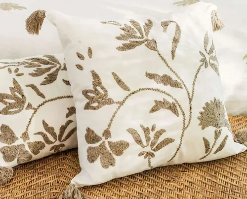 ALMOHADON CON FLORES DE RAFIA BORDADAS A MANO - 50 X 50 CMS en Blanco - Textiles, Uruguay | La Iberica
