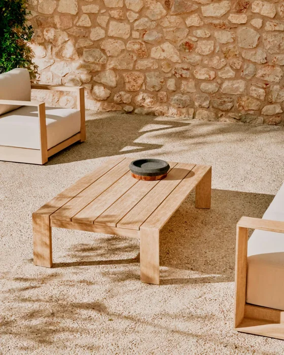 Mesa de centro Ambra de madera maciza de acacia con acabado claro 82,5 x 140 cm FSC 100% en Madera natural - Mesas de living, Uruguay | Kavehome, vista 2