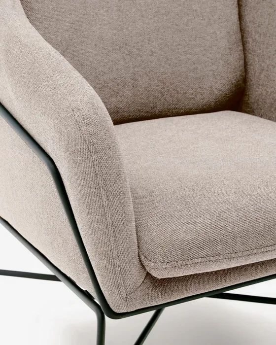 Butaca Brida - beige y patas de acero con acabado negro en Beige - Butacas, banquetas y puffs, Uruguay | Kavehome, vista 3