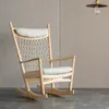 Rocking Chair | Hans Wegner en Madera natural - Butacas, banquetas y puffs, Uruguay | Mad for Modern, vista 3 de 3