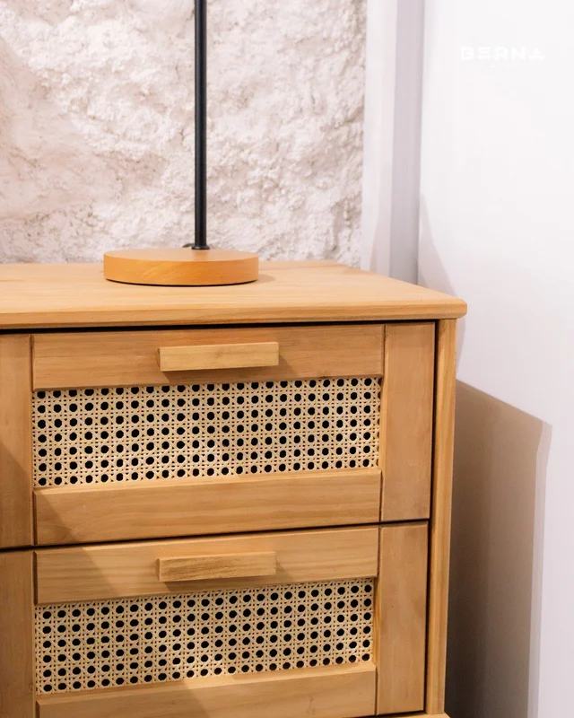 Mesa de Luz Madera de Pino y Rattán Natural – Linea Yakarta en Madera natural - Mesas de luz, Uruguay | Berna Home, vista 5