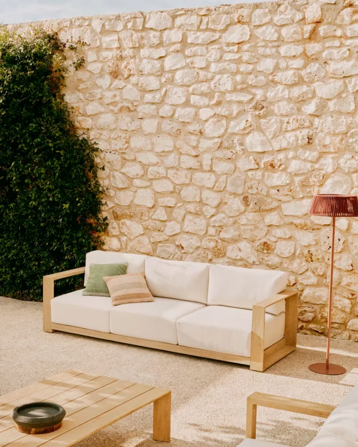 Sofá Ambra de 3 plazas de madera maciza de acacia con acabado claro 249 cm FSC 100% en Beige - Sillones y sofás, Uruguay | Kavehome, vista 2
