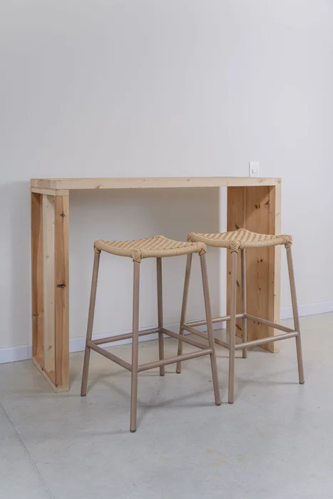 Banqueta de barra en cuerda náutica beige y aluminio en Beige - Butacas, banquetas y puffs, Uruguay | Entrecasa, vista 3