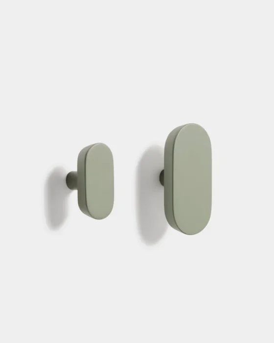 Set Arely de 2 colgadores de madera maciza de haya con acabado lacado verde 6,5 cm / 10 cm en Verde - Percheros y colgadores, Uruguay | Kavehome