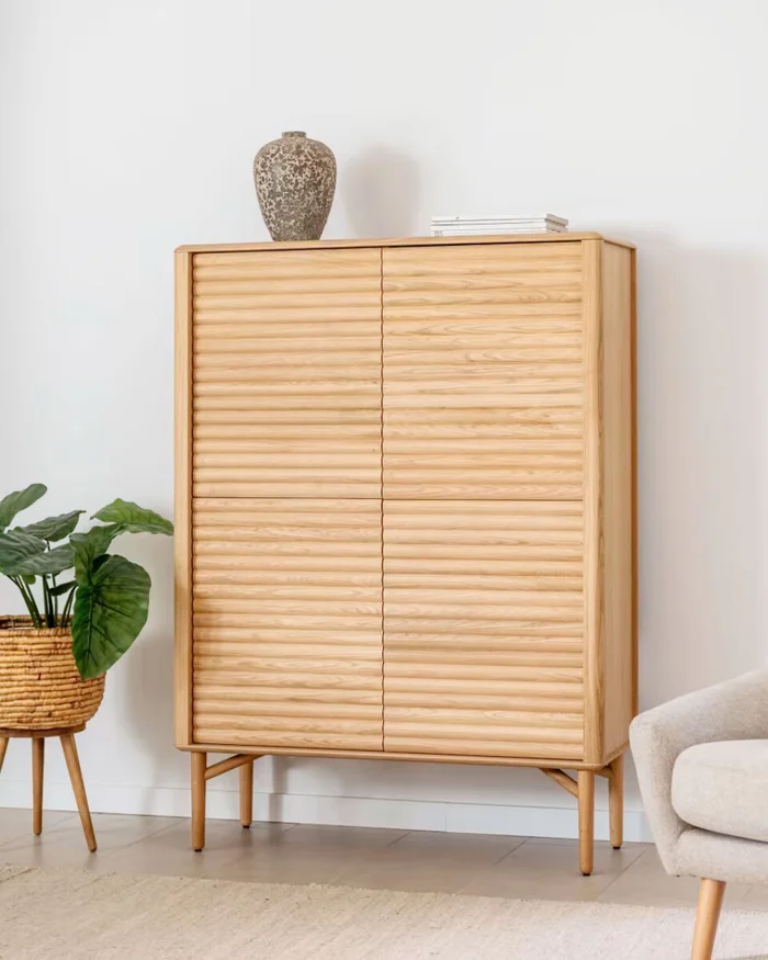 Aparador Lenon - 4 puertas madera maciza y chapa de roble 104,5 x 144 cm FSC MIX Credit en Madera natural - Aparadores y recibidores, Uruguay | Kavehome, vista 2