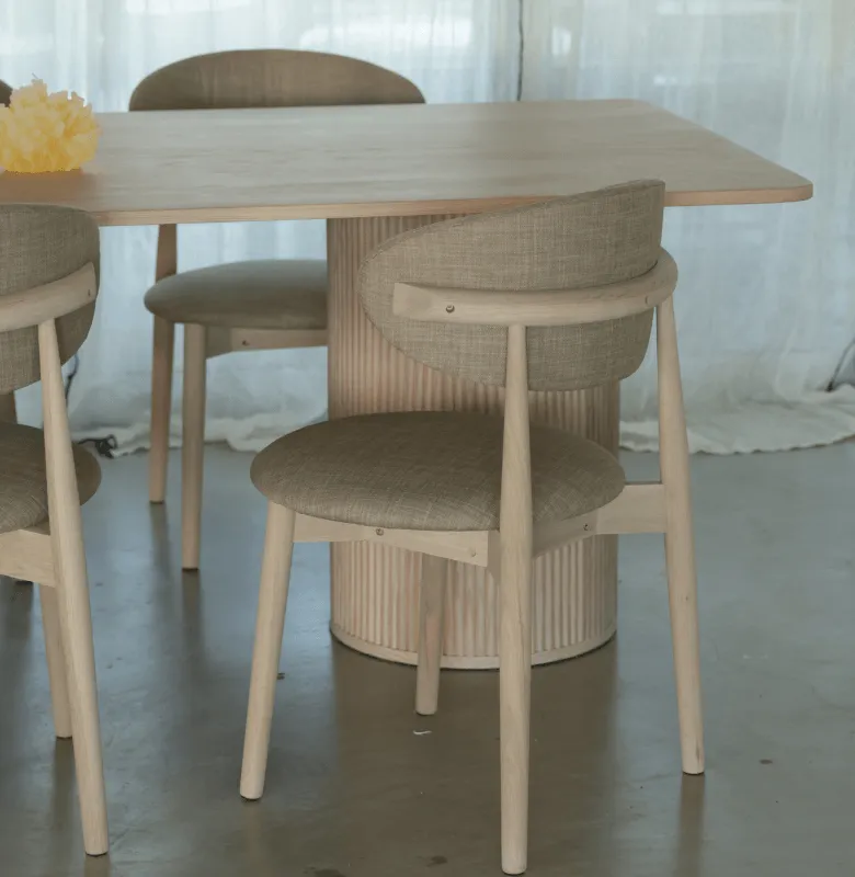 SILLA EMMA ROBLE TAPIZADA en Madera natural - Sillas, Uruguay | Masinfinito Casa