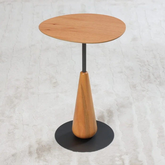 Mesa Lateral oval Madera Clara Base hierro Grafito en Madera natural - Mesas de living, Uruguay | Champagne Home