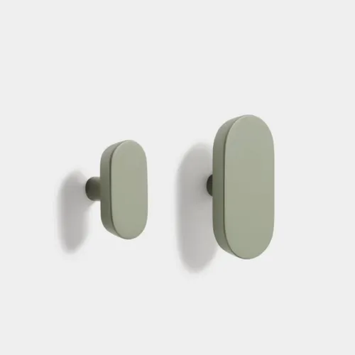Set Arely de 2 colgadores de madera maciza de haya con acabado lacado verde 6,5 cm / 10 cm en Verde - Percheros y colgadores, Uruguay | Kavehome