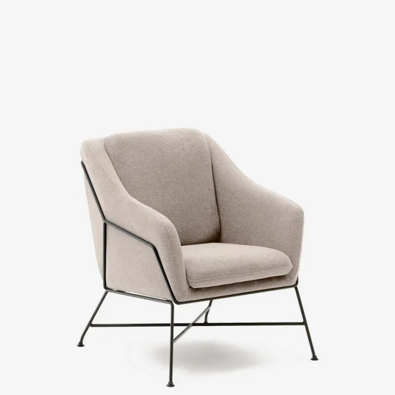 Butaca Brida - beige y patas de acero con acabado negro en Beige - Butacas, banquetas y puffs, Uruguay | Kavehome