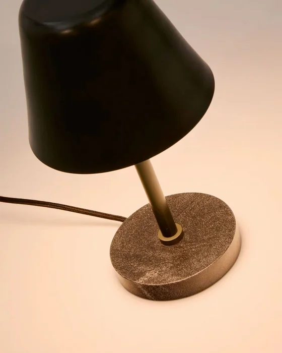 Lámpara de mesa Calina de metal verde y mármol negro en Verde - Lámparas de mesa, Uruguay | Kavehome, vista 3