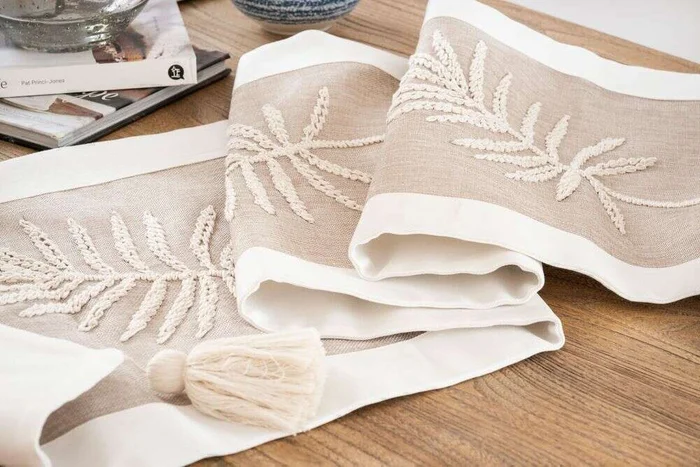 SENDERO BORDADO A MANO - BEIGE Y OFF WHITE en Beige - Textiles, Uruguay | La Iberica