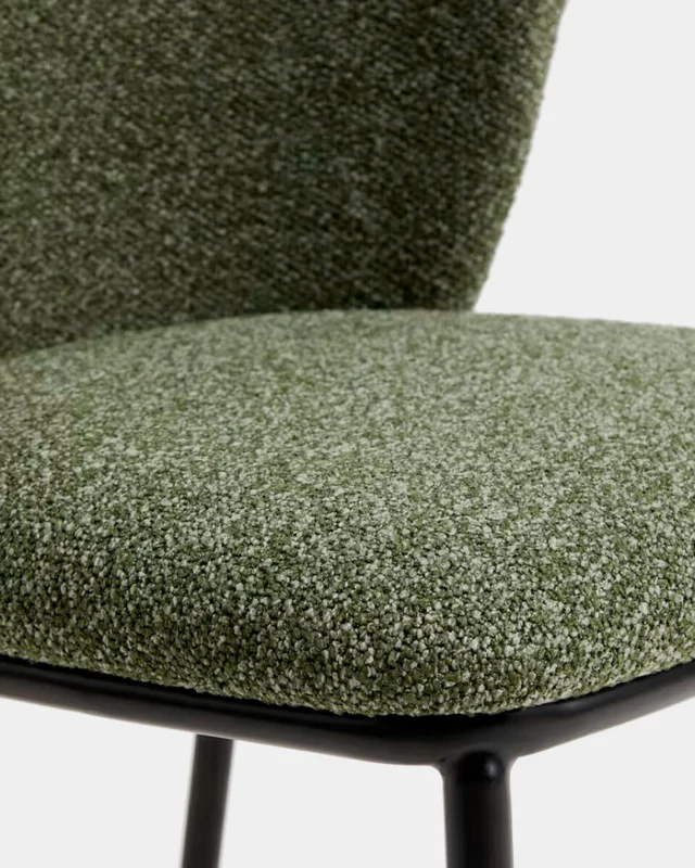 Taburete Ciselia de chenilla - gruesa verde oscuro y patas de acero acabado negro FSC Mix Credit 65 cm. en Marrón - Butacas, banquetas y puffs, Uruguay | Kavehome, vista 4