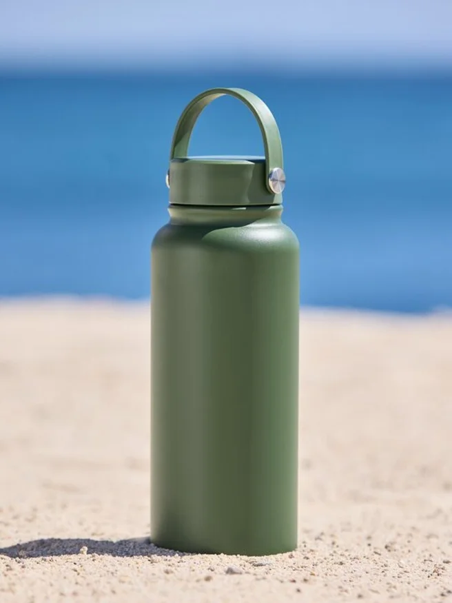 Botella térmica HUBRO 1000 ml en Verde oliva - Muebles para el exterior, Uruguay | JYSK, vista 2