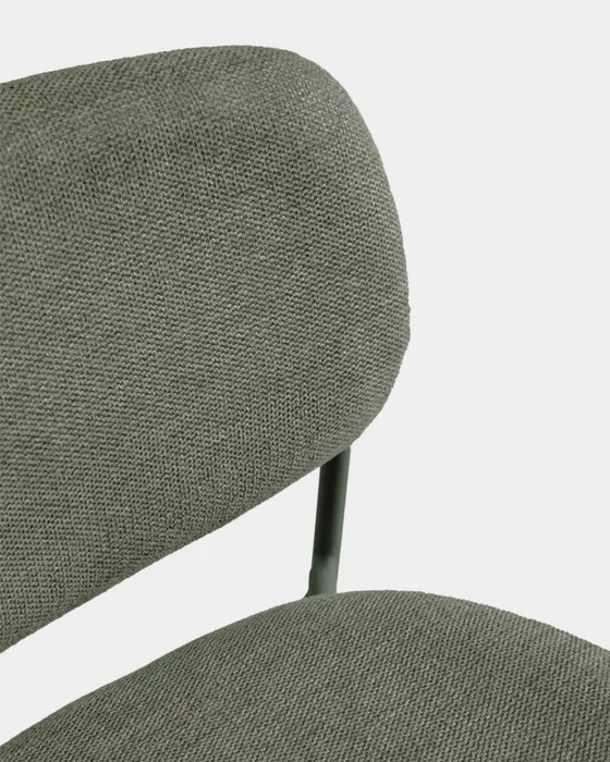 Taburete apilable Meli de chenilla verde y patas de metal verde FSC Mix Credit 65 cm en Verde - Butacas, banquetas y puffs, Uruguay | Kavehome, vista 3