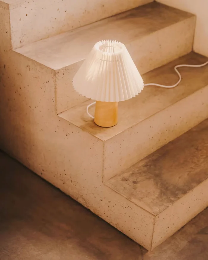 Lámpara de mesa Benicarlo de madera con acabado natural y beige en Beige - Lámparas de mesa, Uruguay | Kavehome, vista 2