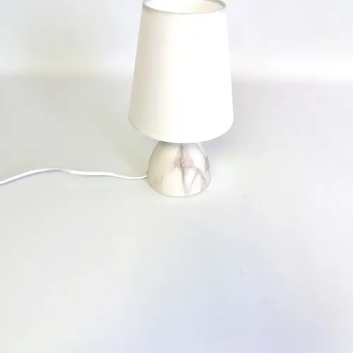 Portatil de Mesa Blanca con  Pantalla y Base Efecto Mármol E14 en Blanco - Lámparas de mesa, Uruguay | Bascuhouse