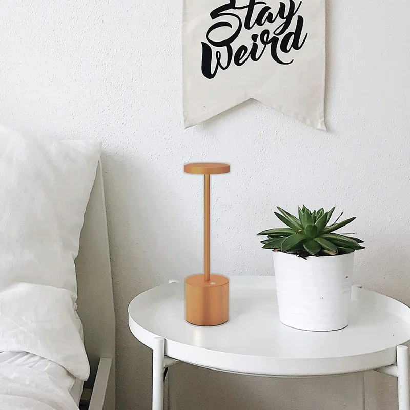 Lámpara de Mesa Nini Portátil Recargable Dimerizable Golden en Amarillo - Lámparas de mesa, Uruguay | Serlux, vista 4