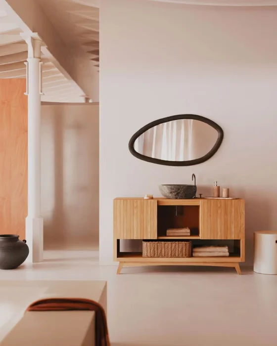 Espejo Magrit de madera maciza de mungur con acabado negro Ø 60 x 110 cm en Negro - Espejos, Uruguay | Kavehome, vista 3