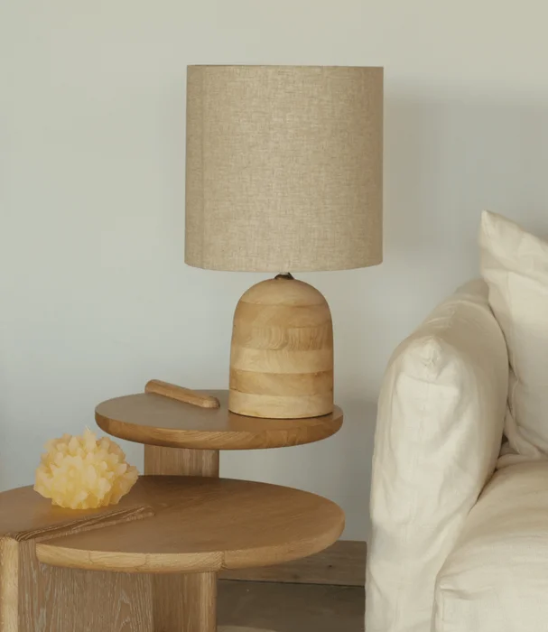 L. MESA SARAH en Madera natural - Lámparas de mesa, Uruguay | Más Infinito Casa