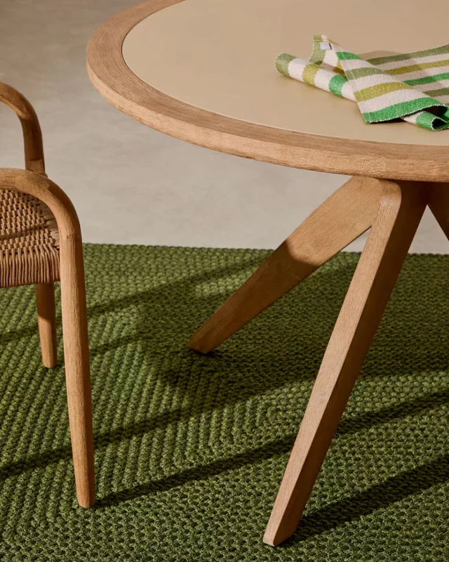 Mesa redonda Julieta de polycemento beige y madera maciza de acacia Ø 120 cm FSC 100% en Madera natural - Muebles para el exterior, Uruguay | Kavehome, vista 3